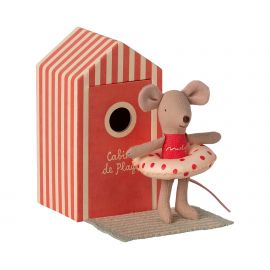 Petite soeur souris dans sa cabine de plage