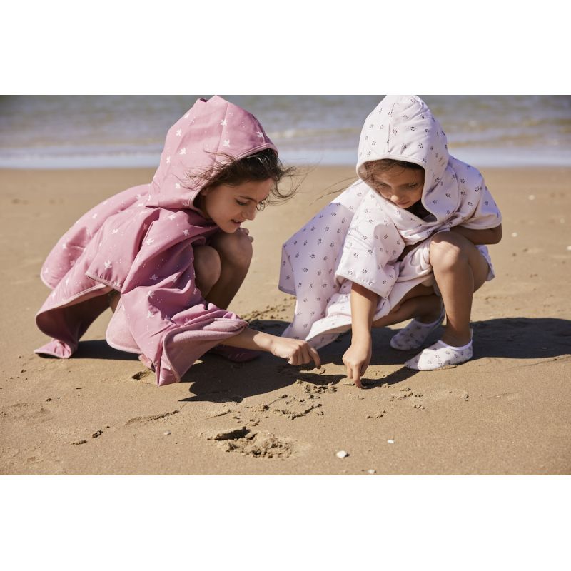 Des vêtements anti uv pour protéger mon enfant sur la plage - Maxi